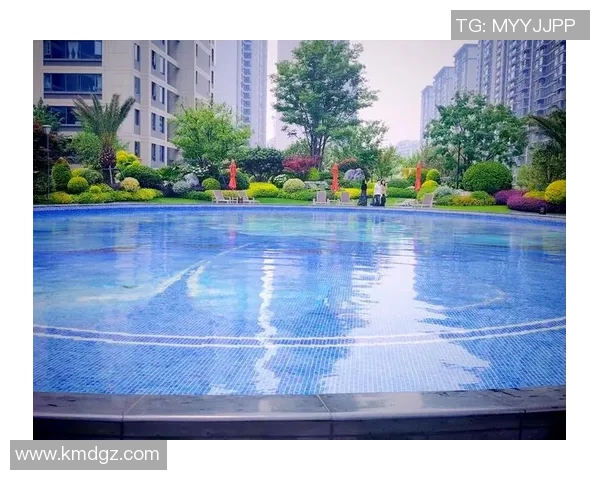 以泳池为核心打造休闲娱乐空间,畅享清凉与放松的完美体验